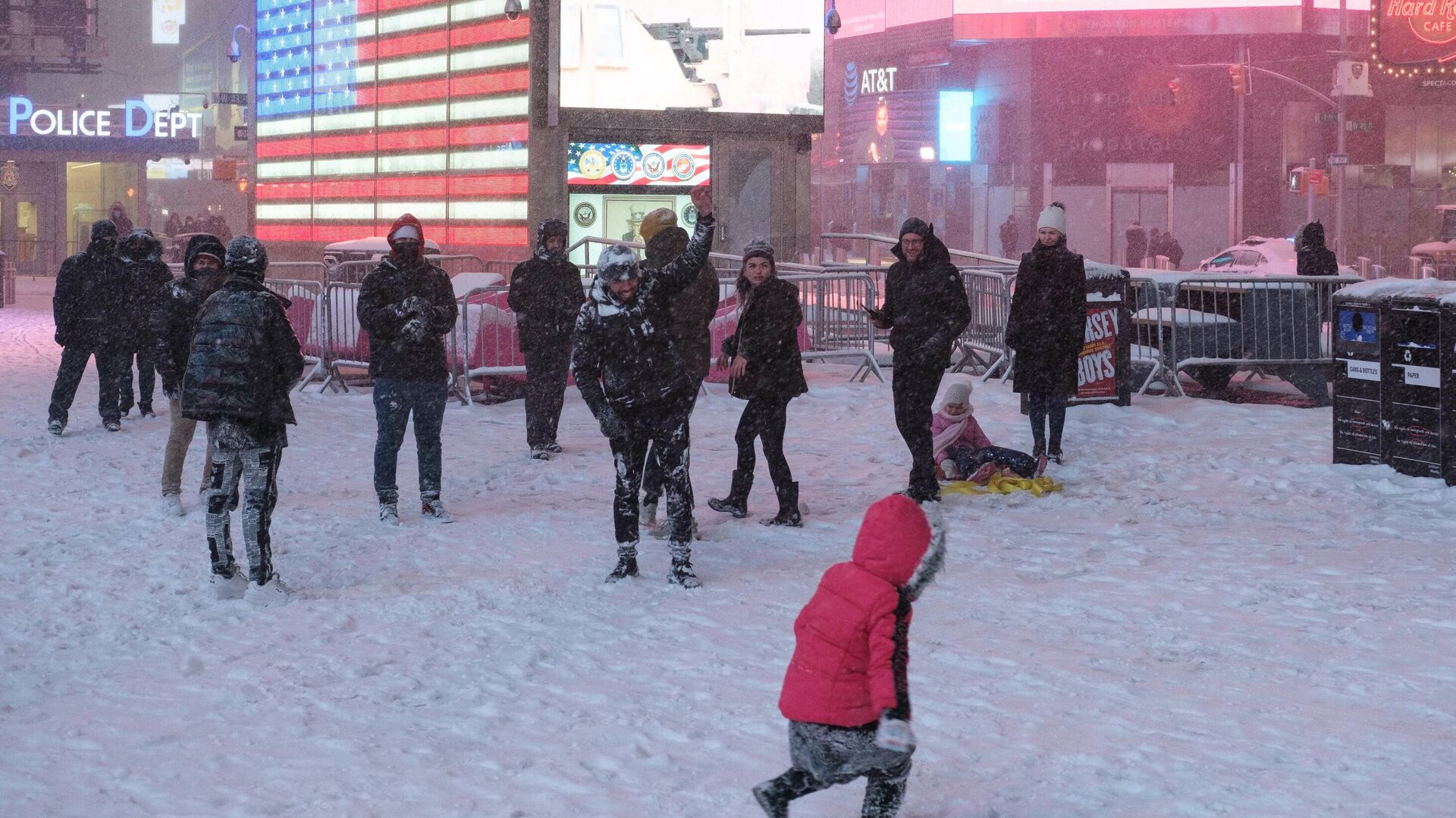 Прохожие во время снегопада на Тайм-сквер в Нью-Йорке - РИА Новости, 1920, 08.02.2022