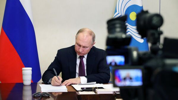 Президент России Владимир Путин принимает участие в онлайн-заседании Совета глав государств СНГ в режиме видеоконференции