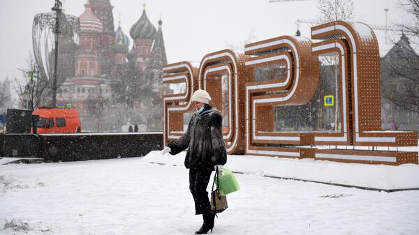 Девушка у новогодней инсталляции в центре Москвы