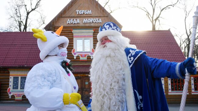 Дед Мороз и аниматор-снеговик около терема во время открытия Тропы сказок в усадьбе Деда Мороза в Москве