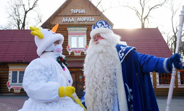 Дед Мороз и аниматор-снеговик около терема во время открытия Тропы сказок в усадьбе Деда Мороза в Москве