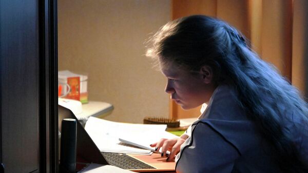  Девочка во время онлайн занятия у себя дома