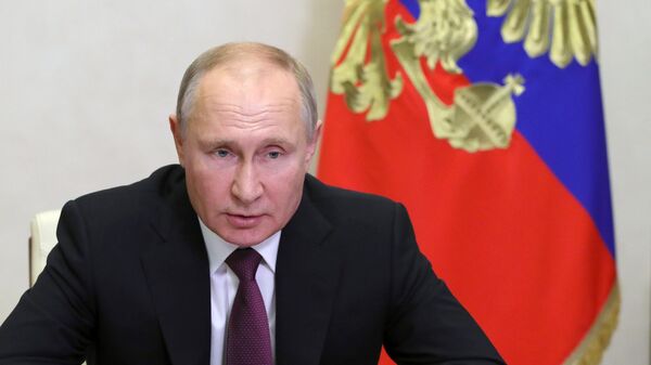Владимир Путин проводит оперативное совещание с постоянными членами Совета безопасности РФ