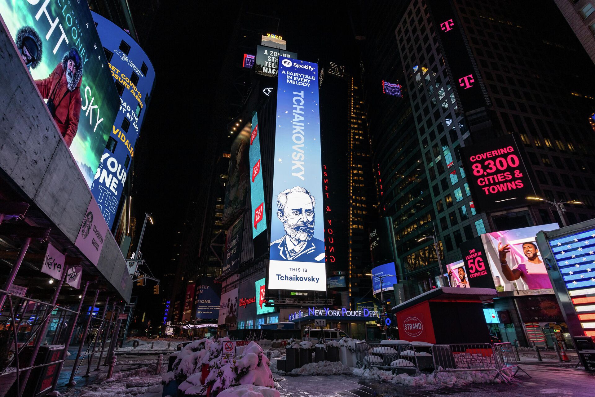 Билборд с портретом П. И. Чайковского на площади Таймс-сквер в Нью-Йорке, США - РИА Новости, 1920, 18.12.2020