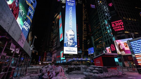 Билборд с портретом П. И. Чайковского на площади Таймс-сквер в Нью-Йорке, США