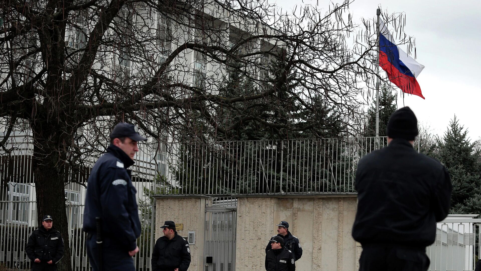 Болгарские полицейские у здания посольства РФ в Софии - РИА Новости, 1920, 01.04.2022