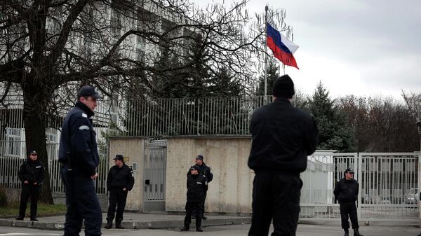 Болгарские полицейские у здания посольства РФ в Софии