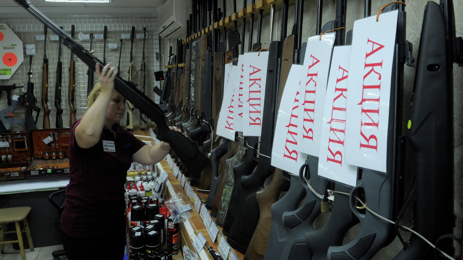 Почему продают оружие. Магазин оружия. Ружье с магазином. Оружейный магазин в России. Раздача оружия.