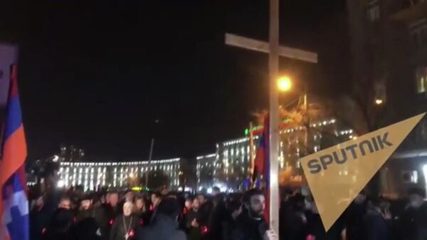В Ереване началось факельное шествие оппозиции к военному пантеону Ераблур