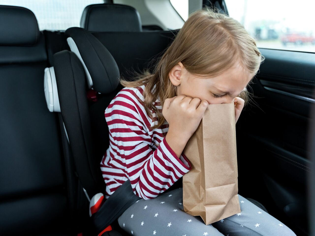 Почему ребенок срыгивает после кормления? | Philips