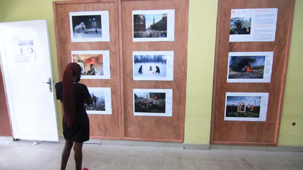 Посетительница на выставке победителей Международного конкурса фотожурналистики имени Андрея Стенина в Киншасе