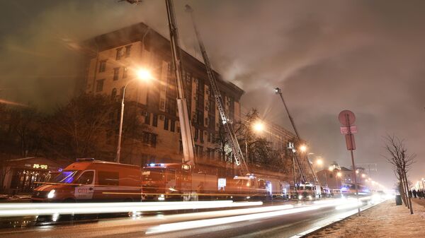 Тушение пожара в здании Мосгоргеотреста на Ленинградском проспекте в Москве