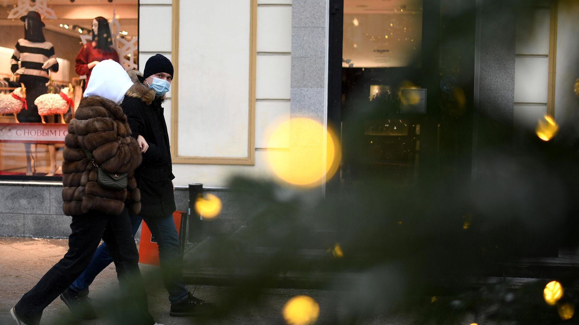 Прохожие в защитных масках на одной из улиц в Москве - РИА Новости, 1920, 11.01.2021