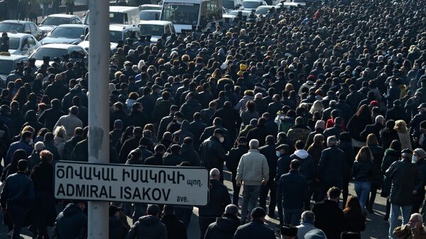 Участники шествия в Ереване в память о погибших в Нагорном Карабахе