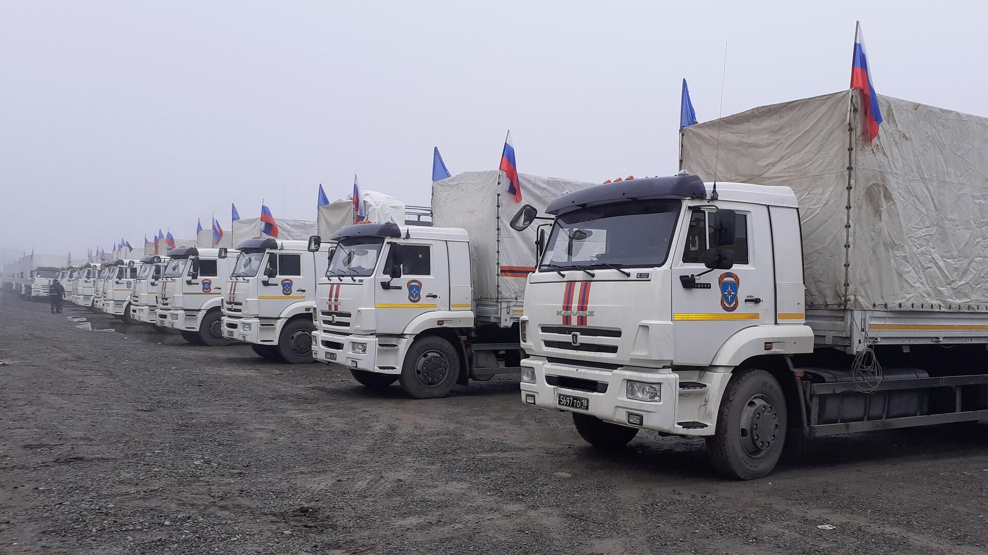 Грузовые автомобили МЧС РФ на железнодорожной станции в городе Барда, куда прибыл состав с гуманитарным грузом из России - РИА Новости, 1920, 24.12.2020