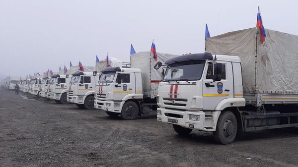 Грузовые автомобили МЧС РФ на железнодорожной станции в городе Барда, куда прибыл состав с гуманитарным грузом из России