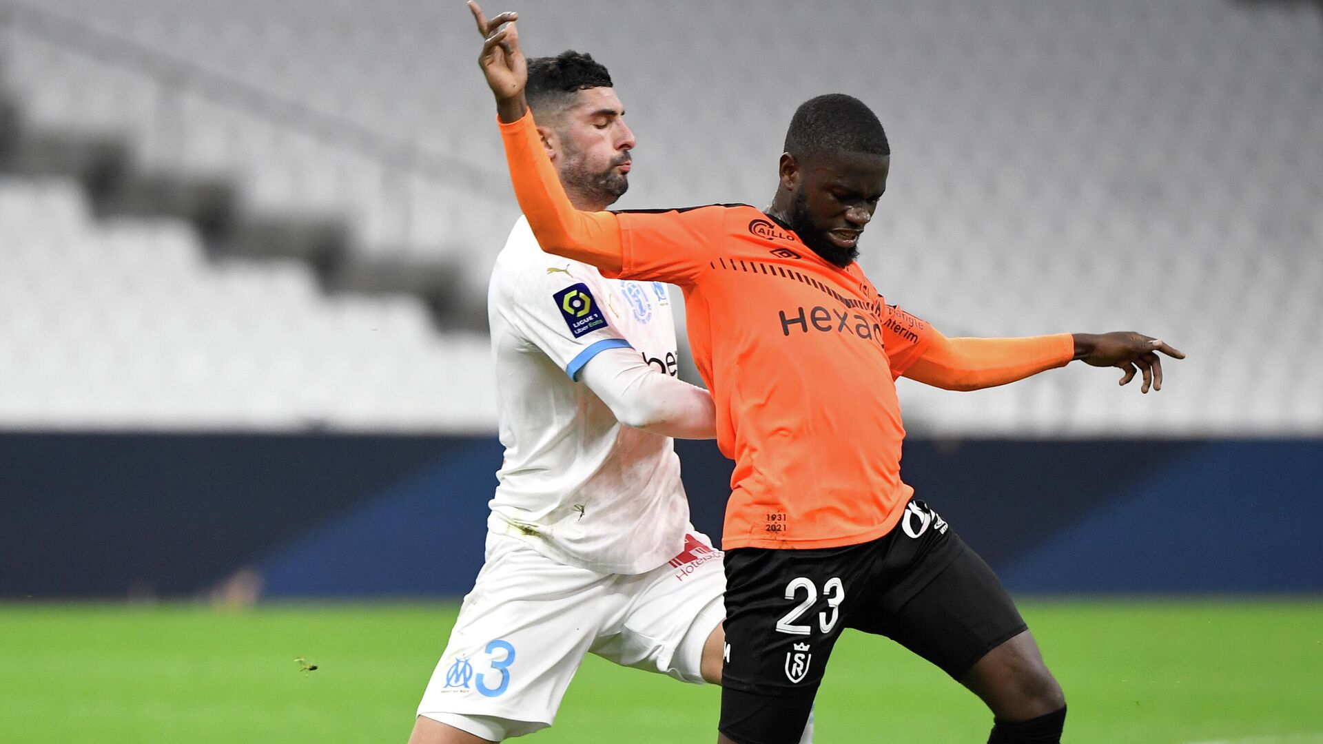 Marseille's Spanish defender Alvaro Gonzalez (L) fights for the ball with Reims' Bissau-Guinean midfielder Moreto Cassama during the French L1 football match between Olympique de Marseille (OM) and Reims at the Velodrome Stadium in Marseille, southeastern France, on December 19, 2020. (Photo by NICOLAS TUCAT / AFP) - РИА Новости, 1920, 19.12.2020