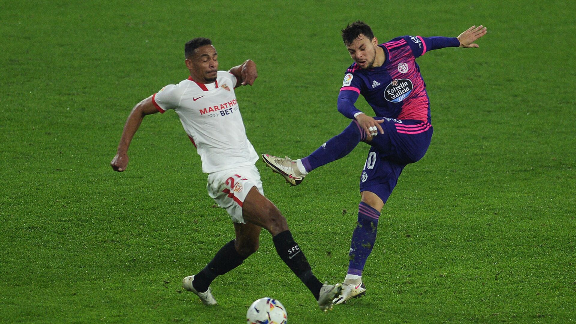 Valladolid's Spanish midfielder Oscar Plano (R) vies with Sevilla's Brazilian midfielder Fernando  during the Spanish league football match between Sevilla FC and Real Valladolid FC at the Ramon Sanchez Pizjuan stadium in Seville on December 19, 2020. (Photo by CRISTINA QUICLER / AFP) - РИА Новости, 1920, 20.12.2020