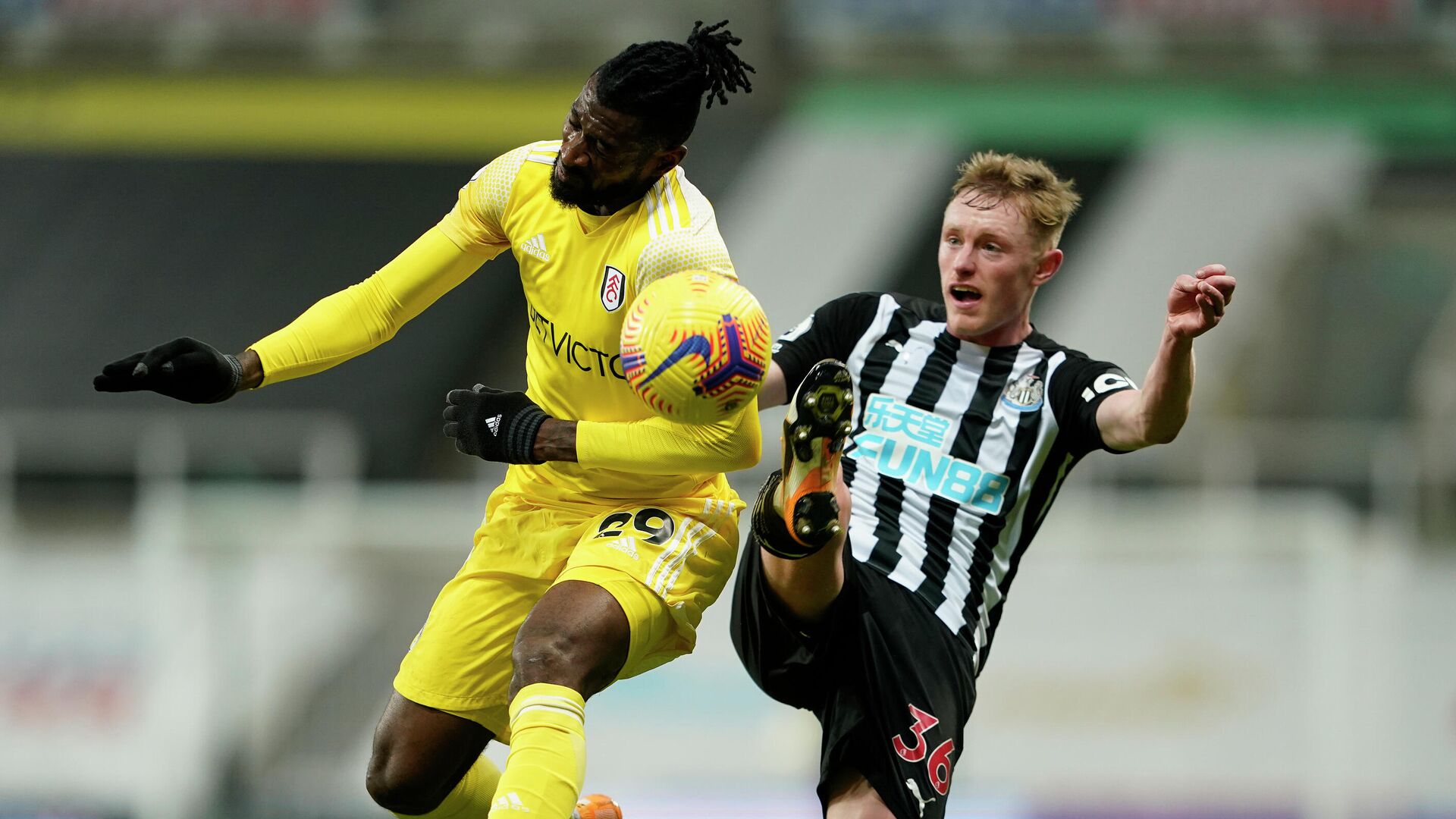 Fulham's Cameroonian midfielder Andre-Frank Zambo Anguissa (L) and Newcastle United's English midfielder Sean Longstaff compete during the English Premier League football match between Newcastle United and Fulham at St James' Park in Newcastle-upon-Tyne, north east England on December 19, 2020. (Photo by Owen Humphreys / POOL / AFP) / RESTRICTED TO EDITORIAL USE. No use with unauthorized audio, video, data, fixture lists, club/league logos or 'live' services. Online in-match use limited to 120 images. An additional 40 images may be used in extra time. No video emulation. Social media in-match use limited to 120 images. An additional 40 images may be used in extra time. No use in betting publications, games or single club/league/player publications. /  - РИА Новости, 1920, 20.12.2020