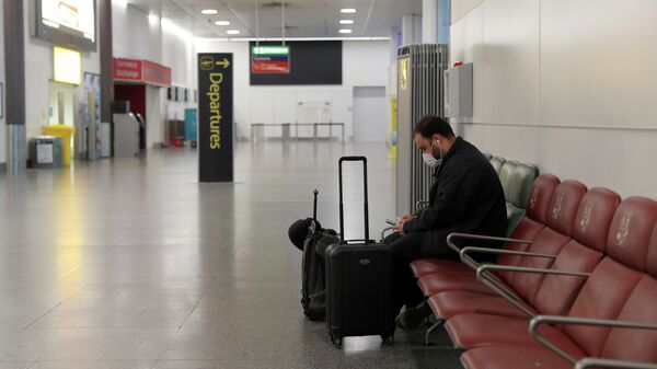 Пассажир в аэропорту Гатвик, Лондон