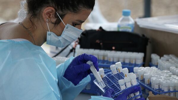 Медицинский работник с тестами на коронавирус (COVID-19) в Сиднее, Австралия