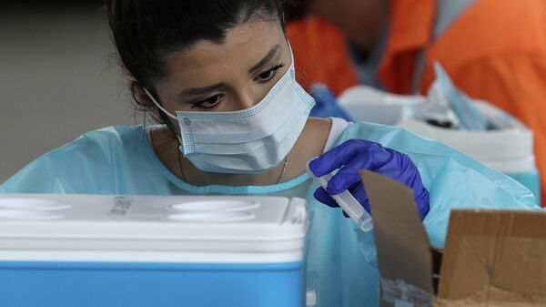 Медицинский работник с тестами на коронавирус (COVID-19) в Сиднее, Австралия