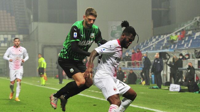 Soccer Football - Serie A - U.S. Sassuolo v AC Milan - Mapei Stadium - Citta del Tricolore, Reggio Emilia, Italy - December 20, 2020 AC Milan's Franck Kessie in action with Sassuolo's Domenico Berardi REUTERS/Jennifer Lorenzini