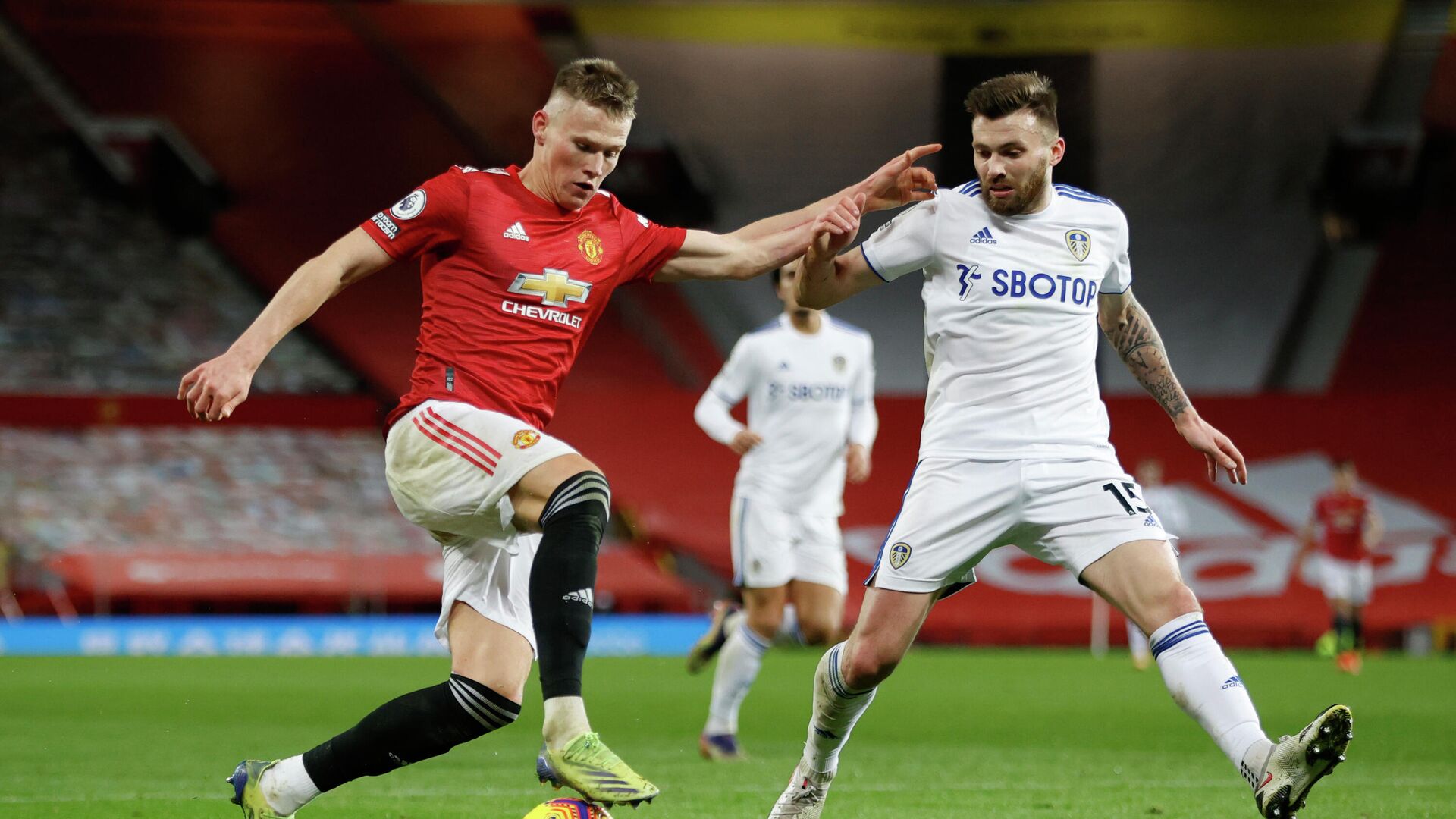 Soccer Football - Premier League - Manchester United v Leeds United - Old Trafford, Manchester, Britain - December 20, 2020 Manchester United's Scott McTominay in action with Leeds United's Stuart Dallas Pool via REUTERS/Clive Brunskill EDITORIAL USE ONLY. No use with unauthorized audio, video, data, fixture lists, club/league logos or 'live' services. Online in-match use limited to 75 images, no video emulation. No use in betting, games or single club /league/player publications.  Please contact your account representative for further details. - РИА Новости, 1920, 20.12.2020