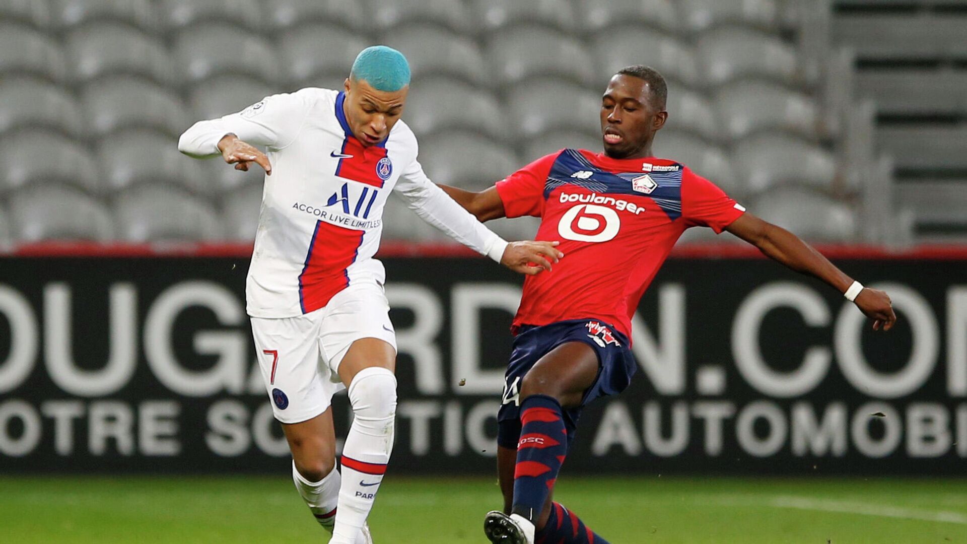 Soccer Football - Ligue 1 - Lille v Paris St Germain - Stade Pierre-Mauroy, Lille, France - December 20, 2020 Paris St Germain's Kylian Mbappe in action with Lille's Boubakary Soumare REUTERS/Pascal Rossignol - РИА Новости, 1920, 21.12.2020