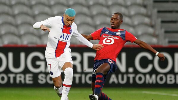 Soccer Football - Ligue 1 - Lille v Paris St Germain - Stade Pierre-Mauroy, Lille, France - December 20, 2020 Paris St Germain's Kylian Mbappe in action with Lille's Boubakary Soumare REUTERS/Pascal Rossignol