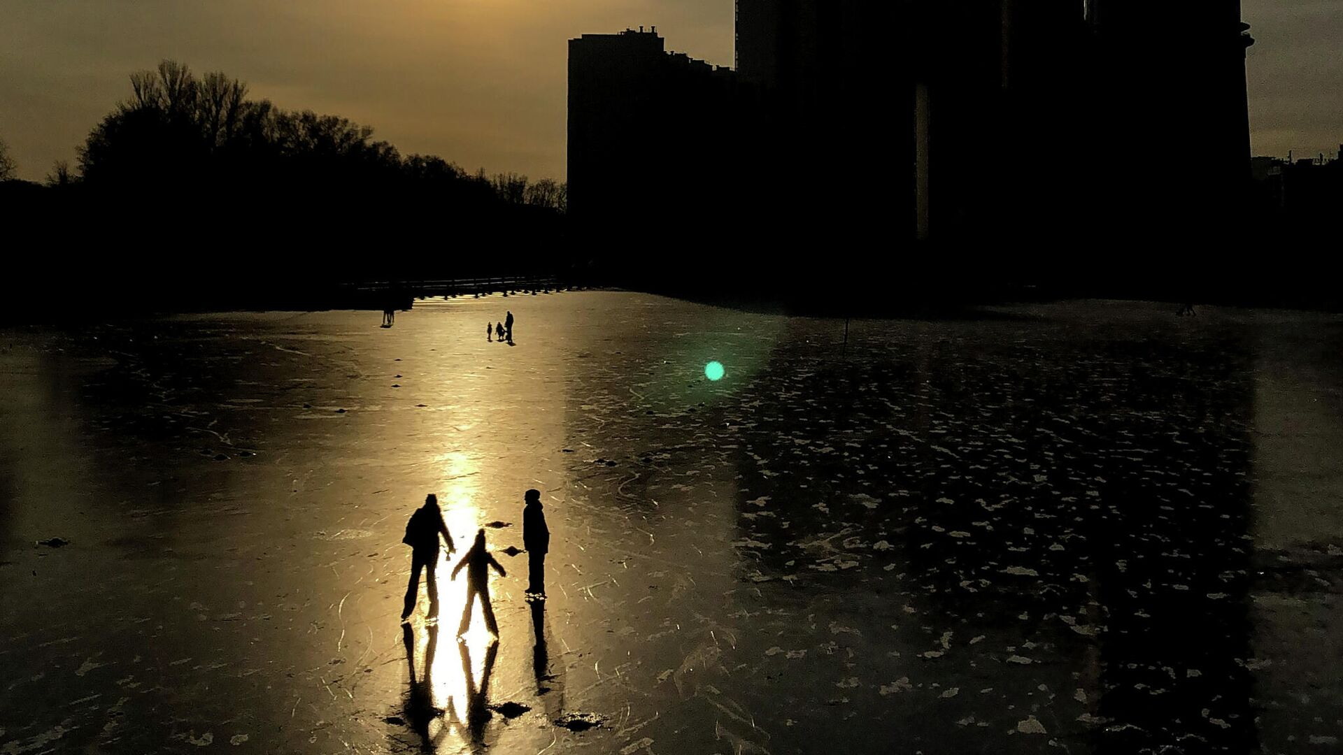 Люди катаются на коньках по замерзшему каналу имени Москвы в Химках - РИА Новости, 1920, 20.01.2021