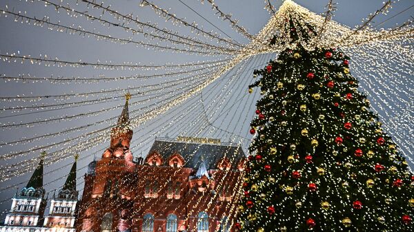 Праздничная инсталляция и новогодняя елка в Москве
