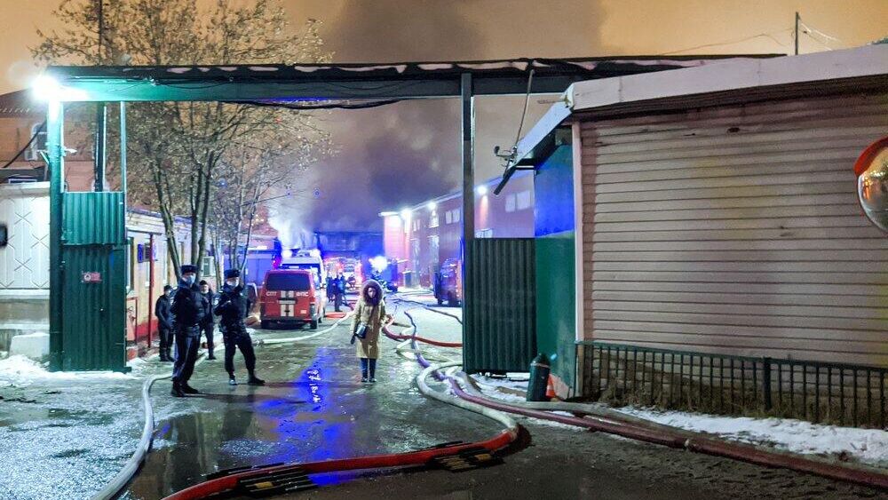 Пожарно-спасательные подразделения на месте возгорания на складе на северо-западе Москвы - РИА Новости, 1920, 20.12.2020