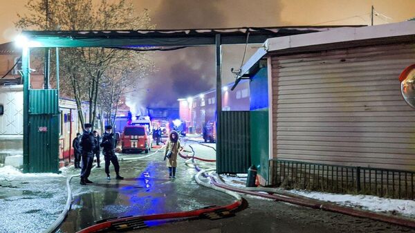 Пожарно-спасательные подразделения на месте возгорания на складе на северо-западе Москвы