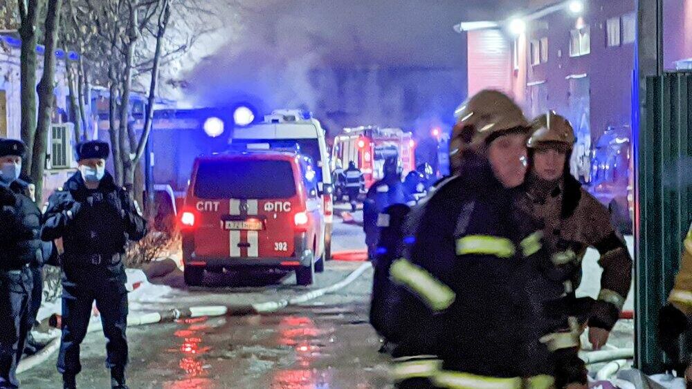 Пожарно-спасательные подразделения на месте возгорания на складе на северо-западе Москвы - РИА Новости, 1920, 20.12.2020