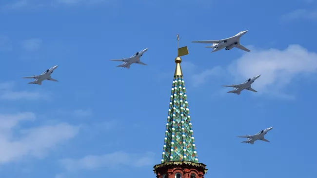 Стратегический бомбардировщик-ракетоносец Ту-160 и дальние сверхзвуковые бомбардировщики-ракетоносцы Ту-22М3 во время генеральной репетиции воздушной части парада в честь 75-летия Победы в Великой Отечественной войне в Москве