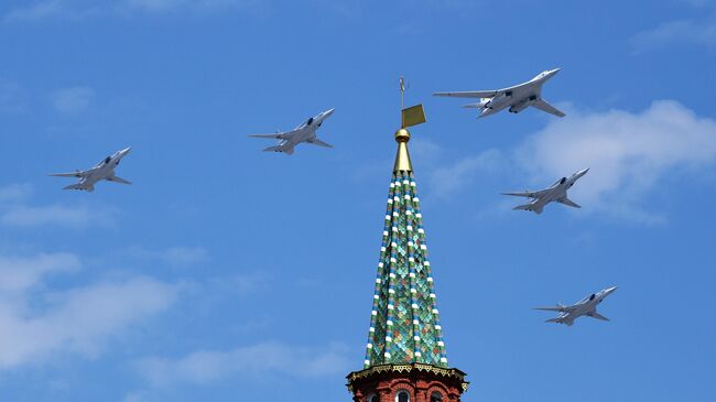 Стратегический бомбардировщик-ракетоносец Ту-160 и дальние сверхзвуковые бомбардировщики-ракетоносцы Ту-22М3 во время генеральной репетиции воздушной части парада в честь 75-летия Победы в Великой Отечественной войне в Москве