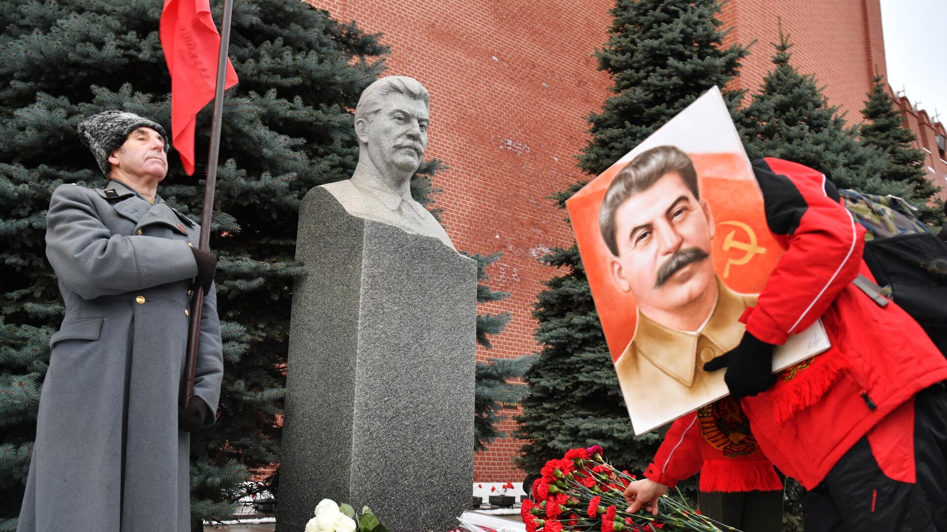 Церемония возложения венков и цветов к мемориальному захоронению И. В. Сталина у Кремлевской стены - РИА Новости, 1920, 23.12.2020