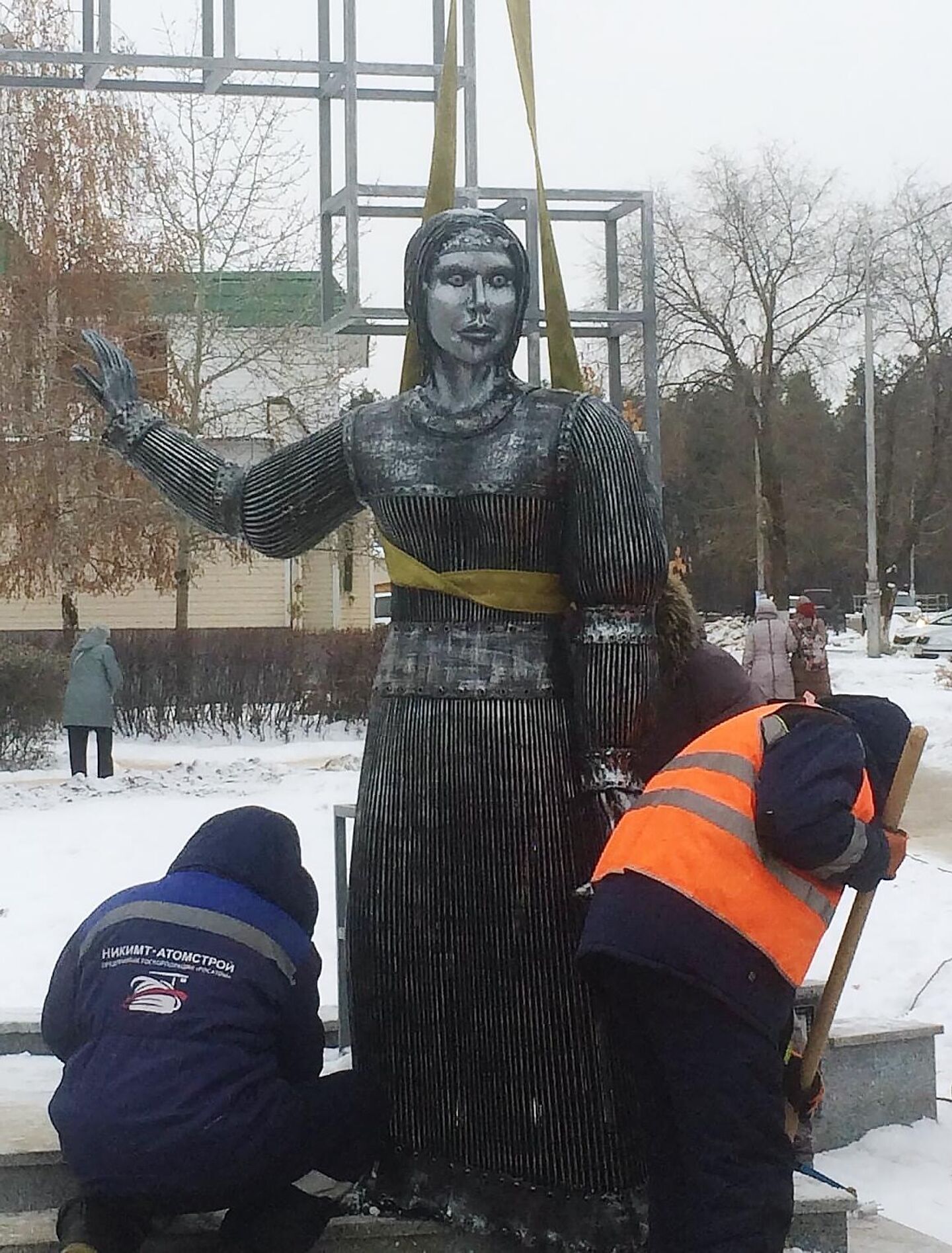 Памятник Аленке в Нововоронеже
