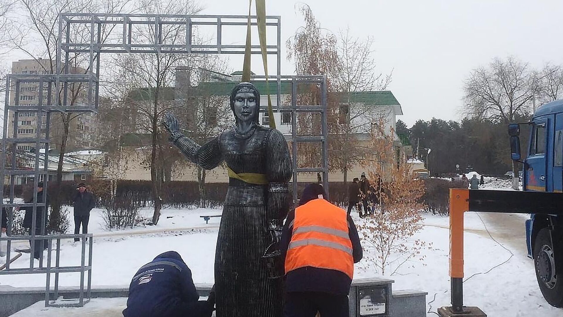 Демонтаж памятника Аленке в Нововоронеже - РИА Новости, 1920, 15.02.2021