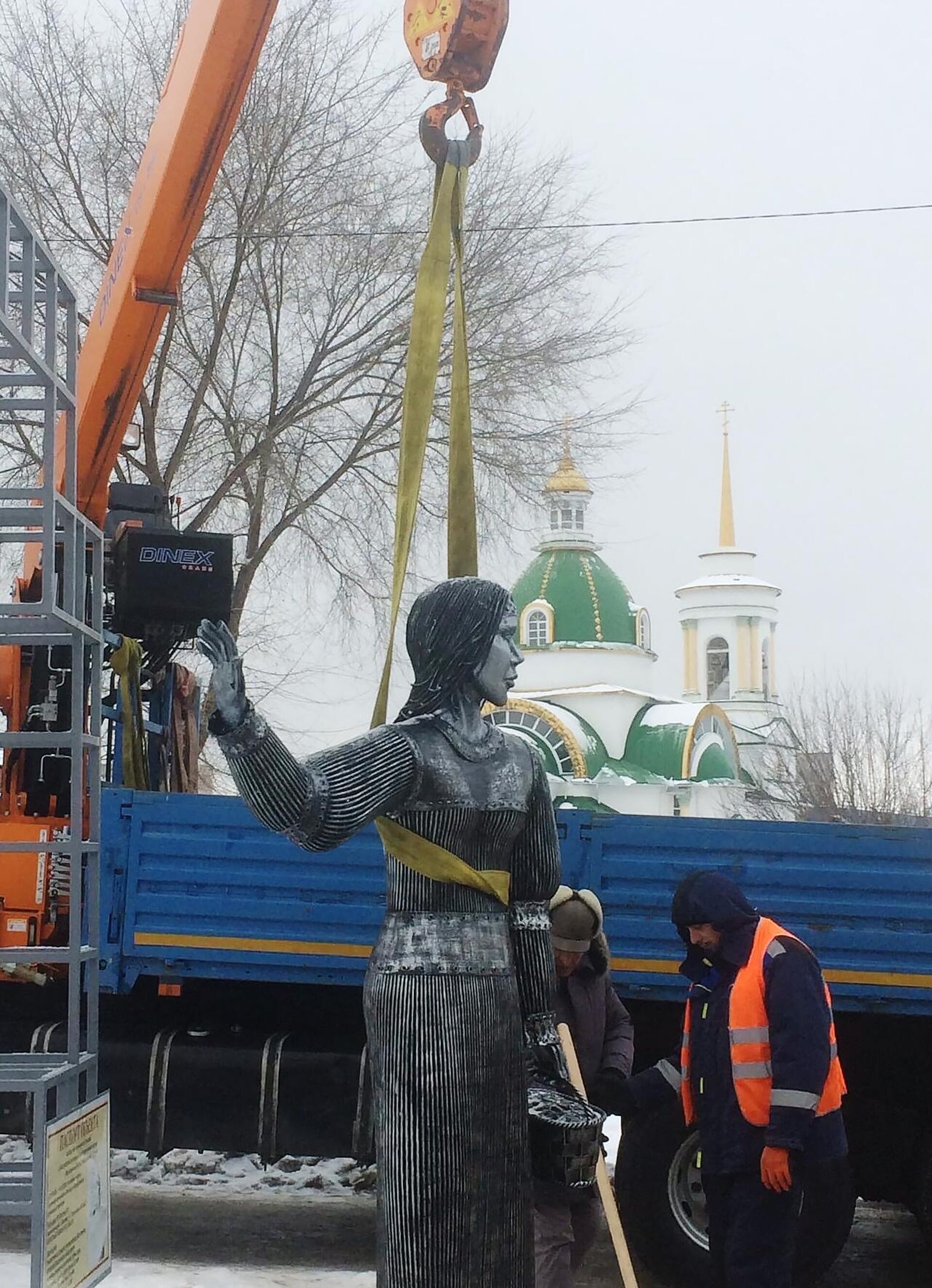 Демонтаж памятника Аленке в Нововоронеже - РИА Новости, 1920, 21.12.2020