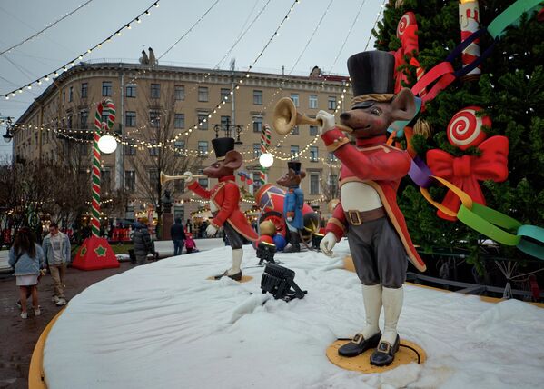 Фигуры сказочных персонажей на рождественской ярмарке на Манежной площади в Санкт-Петербурге