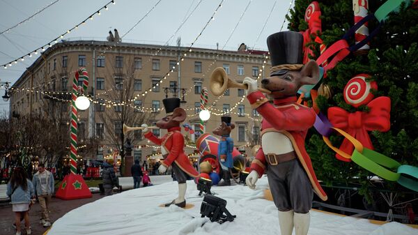 Фигуры сказочных персонажей на рождественской ярмарке на Манежной площади в Санкт-Петербурге