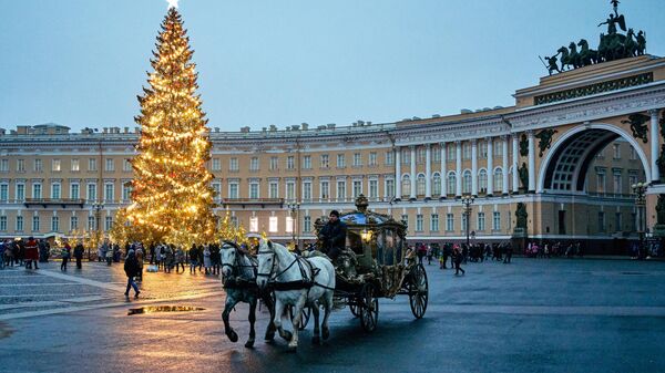 Праздничная иллюминация на главной елке на Дворцовой площади в Санкт-Петербурге