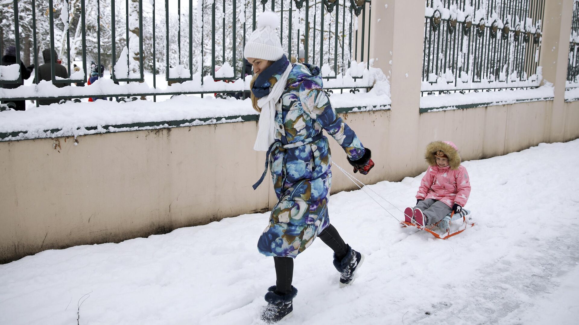 Женщина с ребенком на улице Красных Партизан в Краснодаре после снегопада - РИА Новости, 1920, 29.01.2021