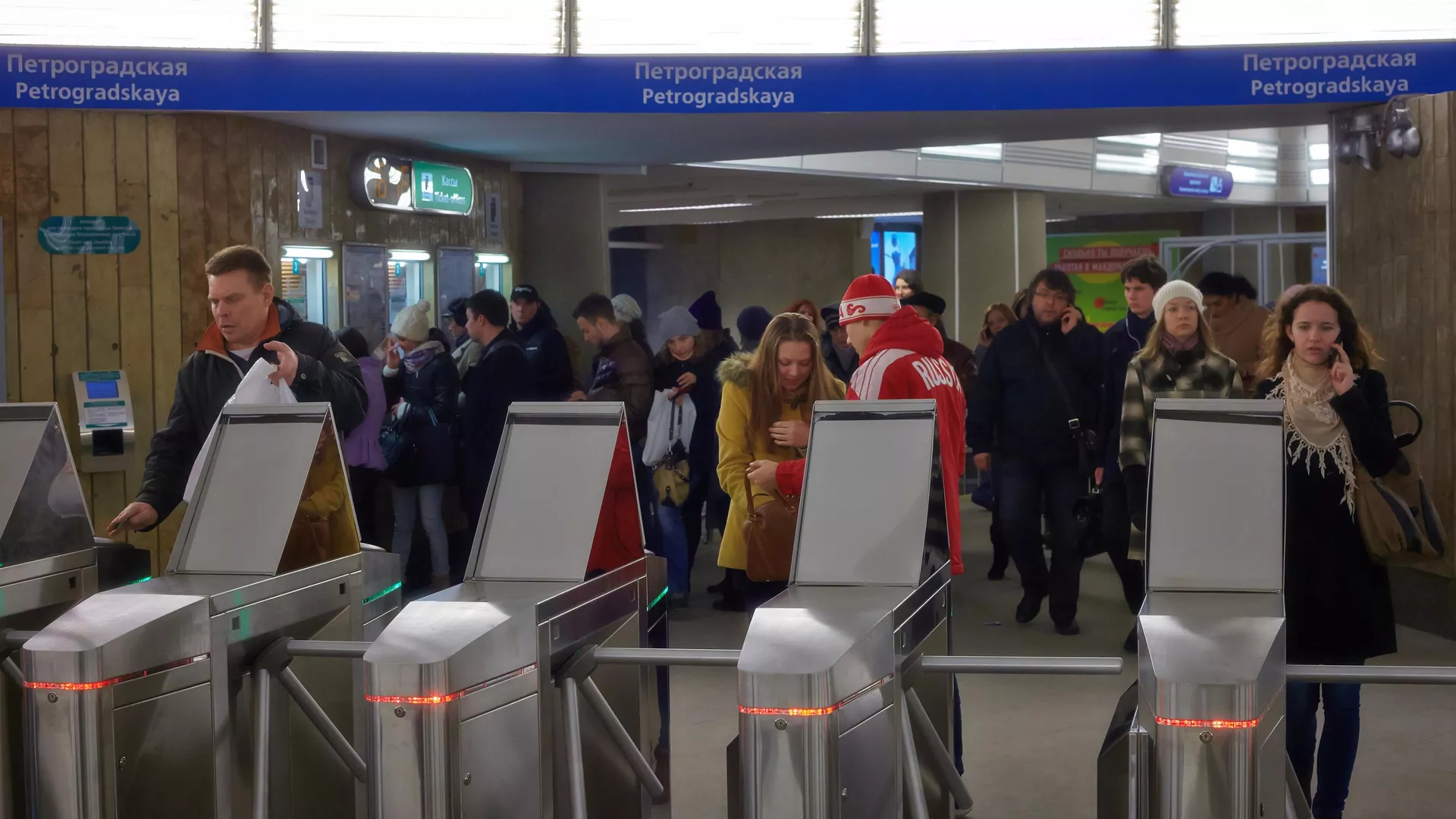 Пассажиры на станции метро Петроградская в Санкт-Петербурге - РИА Новости, 1920, 24.03.2025