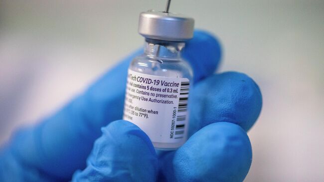 Флакон с вакциной от COVID-19 компаний Pfizer и BioNTech