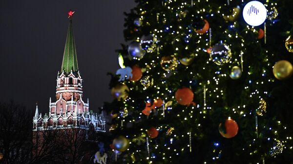 Троицкая башня Московского Кремля и новогодняя елка на Манежной площади 