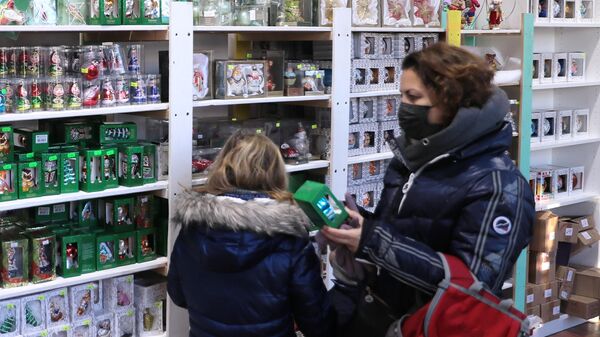 Посетители салона-галереи елочных игрушек на ВДНХ в Москве