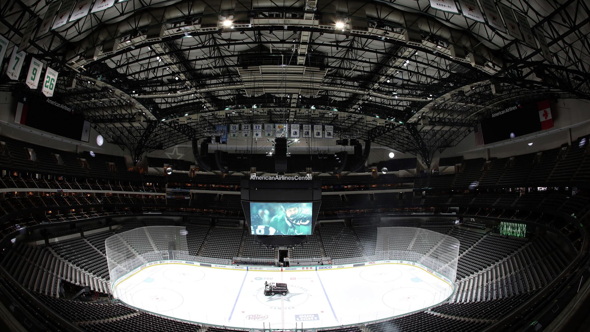 DALLAS, TEXAS - MARCH 07: Empty stands before fans enter the arena for a game between the Nashville Predators and the Dallas Stars at American Airlines Center on March 07, 2020 in Dallas, Texas.   Ronald Martinez/Getty Images/AFP - РИА Новости, 1920, 21.12.2020